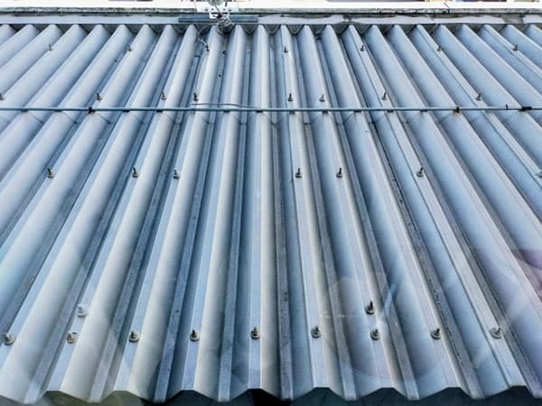 折板（折半）屋根のリフォーム～カバー工法・葺き替え・塗装～