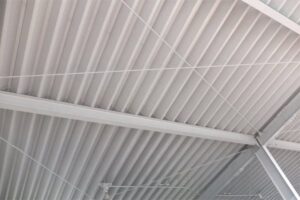 工場や倉庫で使用される折板（折半）屋根とは？メリットとデメリットについて