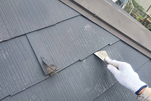 屋根塗装後の雨漏りを防ぐ！タスペーサー・縁切りの重要性と種類や相場