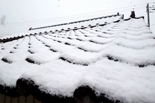 横浜でも起こる！冬の屋根の凍害被害について