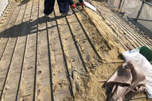 葺き替え工事瓦屋根の撤去（桟木と杉の皮）