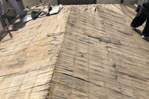 葺き替え工事瓦屋根の撤去（杉の皮）