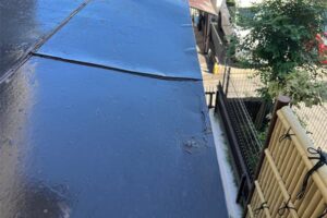 横浜市港南区雨漏り修理前（玄関屋根）