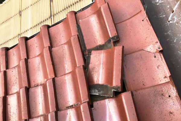 瓦がズレている