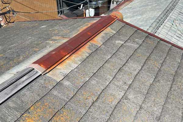 棟板金が錆びている、剥がれている