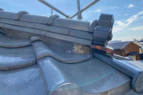 漆喰の剥がれや黒ずみが見られる