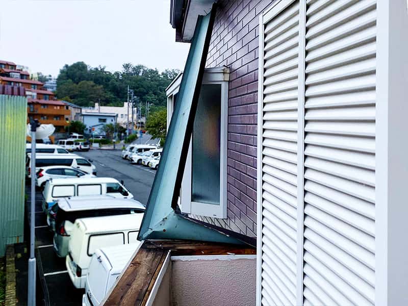 台風で笠置(かさぎ)がめくれ上がっている状態