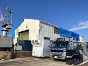 台風被害を受けた造船所の建物