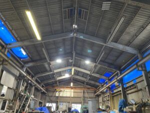 造船所の内部から見上げると屋根や壁に穴が空いてます(ブルーシート部)