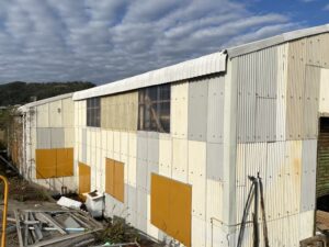 外壁も、破損した波板スレートを貼り換え