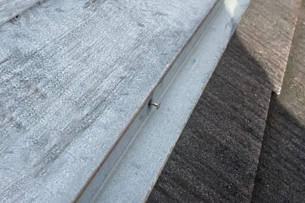 棟板金の釘のゆるみ