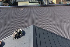横浜市栄区にて雨漏り修理〈トタン屋根をガルバリウム波板でカバー工法〉 施工後