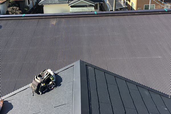 横浜市栄区にて雨漏り修理〈トタン屋根にガルバリウム波板でカバー工法〉 施工後