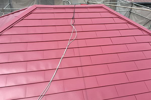 横浜市金沢区にて縁切り不足が原因の雨漏り修理〈コロニアル屋根にカバー工法〉