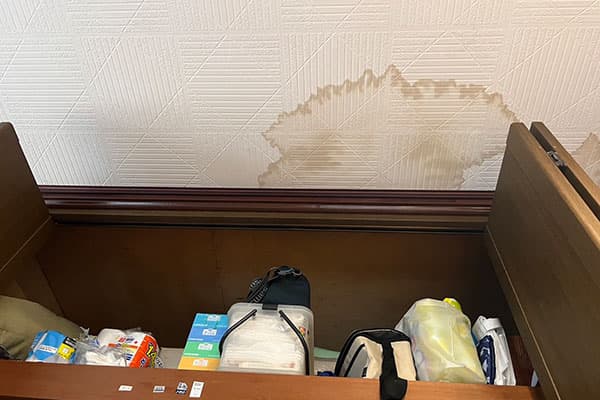横浜市金沢区にてベランダ物置・二階サッシ枠からの雨漏り修理 施工前