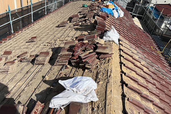 既存瓦屋根の撤去