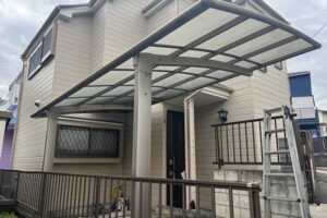 横浜市港南区にてカーポート屋根修理〈ポリカ張替え〉 施工前