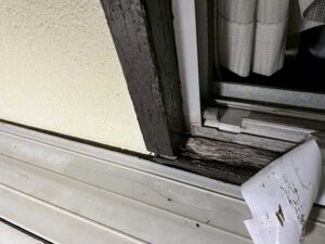 二階ベランダ木枠サッシ