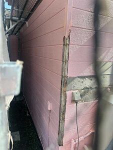 横浜市戸塚区雨漏り修理施工前外観（外壁の傷み）