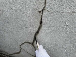塀のひび割れの補修