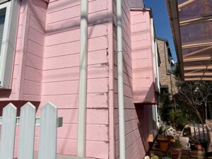 横浜市戸塚区雨漏り修理施工前外観（外壁の傷み）