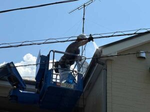 高所作業車を使用した雨樋清掃