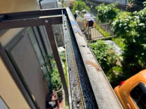 テラス屋根の雨樋の清掃