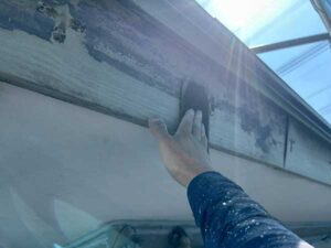 破風・鼻隠しの塗装ケレン