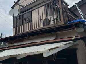 軒天を正面から見ると穴が開いてしまっている