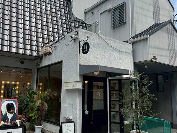 港北区美容室の雨漏り修理施工前