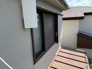 横浜市港南区芹が谷にて雨漏り修理事例〈サッシ枠交換と下屋葺き替え工事〉 施工前