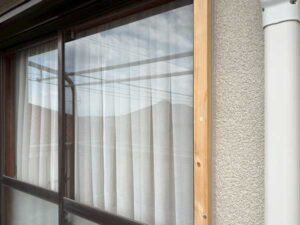 新規木製サッシ枠の取り付け