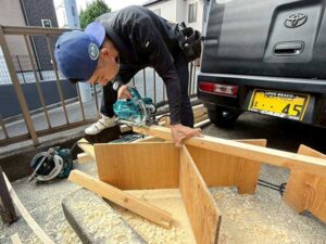 寸法に合わせて木材をカット