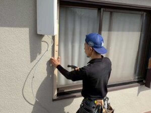 新規木製サッシ枠の取り付け