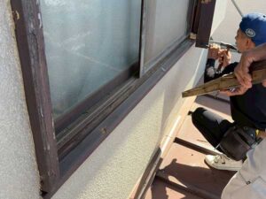 劣化した木製のサッシ枠を撤去