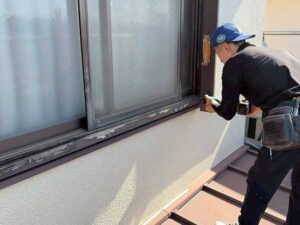 劣化した木製のサッシ枠を撤去