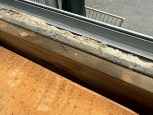 下屋の端の木材が劣化