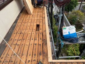 下屋の端の木材を交換