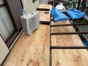 上から合板を重ね貼り