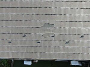 強風で剥がれた屋根