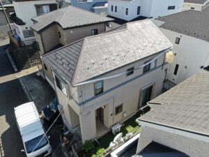 横浜市にて屋根修理〈強風で外れた雨樋の交換とスレート屋根の部分補修〉 施工前