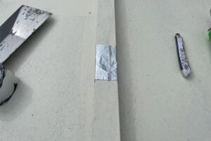 上からアルミの防水テープ