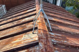 横浜市磯子区屋根塗装前錆が進行したトタン屋根