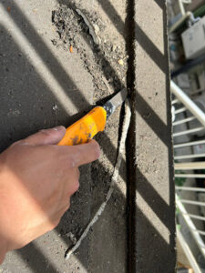 古いコーキングの除去