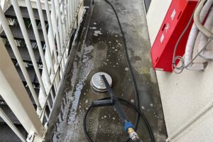 階段廊下部分の高圧洗浄