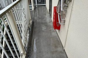 階段廊下部分の防水塗装のプライマー