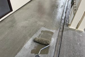 階段廊下部分の防水塗装のプライマー