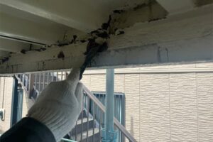 アパート鉄骨階段塗装ケレン作業