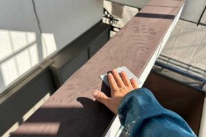 柱上の板金塗装前のケレン