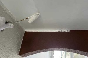 玄関ポーチ天井の塗装